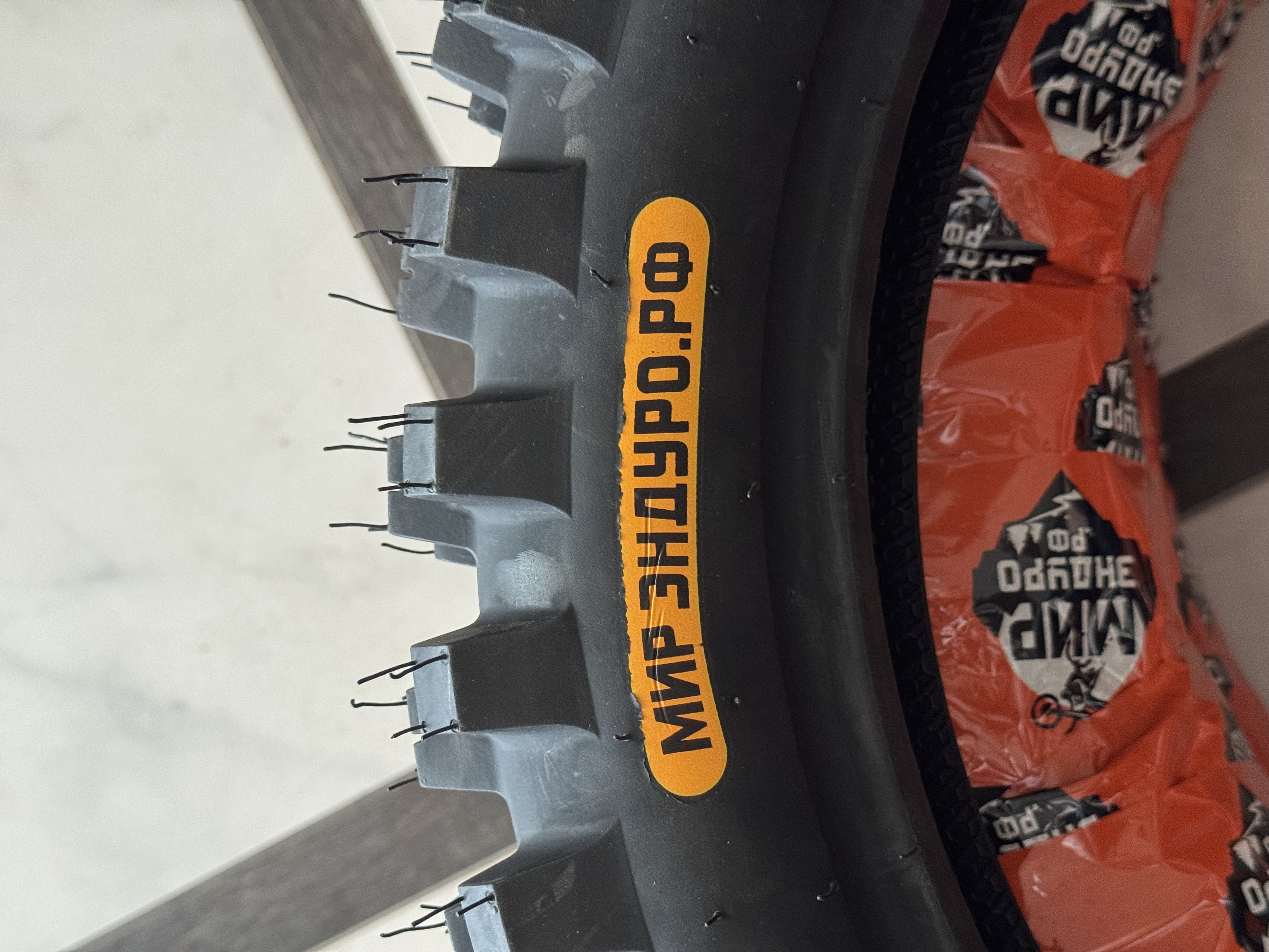 Задняя резина Gummy Мир Эндуро 120/90-18 (зелёная) — фото 2